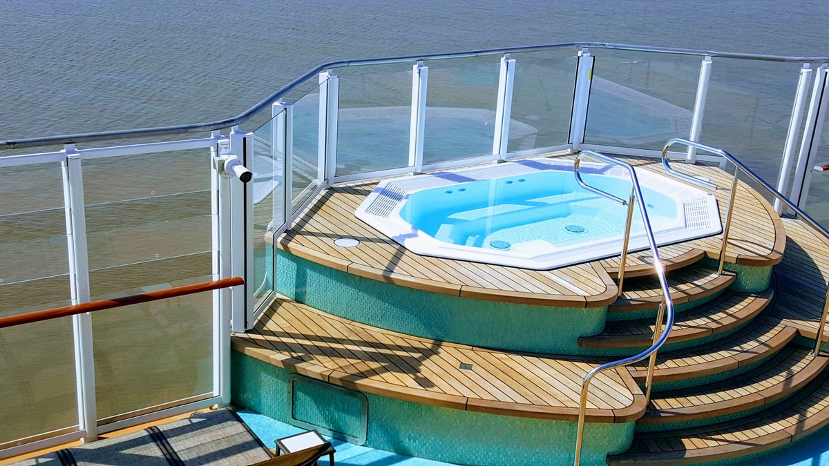 Hot tub on Norwegian Bliss